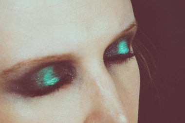 Yeşil gölgeli göz makyajı