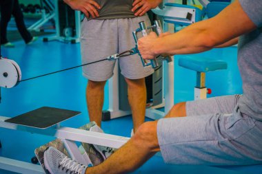 Spor salonunda vücut geliştirmeci