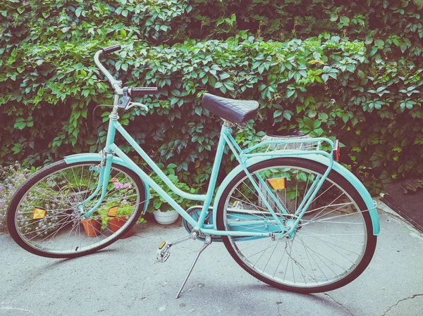 Bicicleta Turquesa Brilhante Rua — Fotografia de Stock