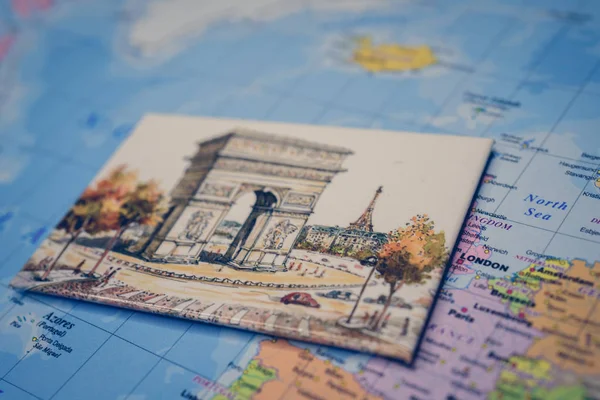 Сувенир из Парижа на карте — стоковое фото