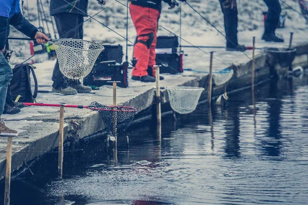 Memancing ikan trout di danau. Memancing rekreasi — Stok Foto