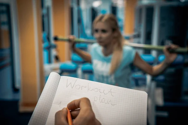 Mujer Hombre Gimnasio Deportista Escribiendo Notas Para Entrenamiento —  Fotos de Stock