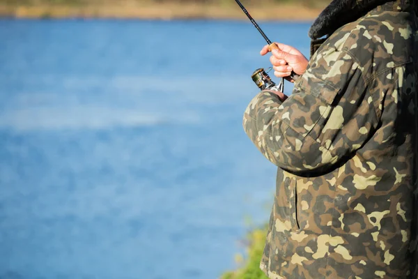 Pesca del luccio sul lago. Attività ricreative di pesca — Foto Stock