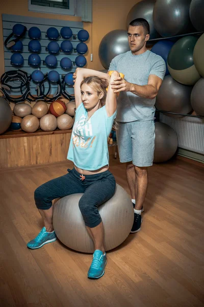 Personal Training im Fitnessstudio — Stockfoto