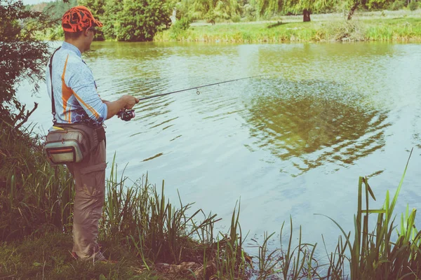 Pescatore Pesca Sul Lago — Foto Stock