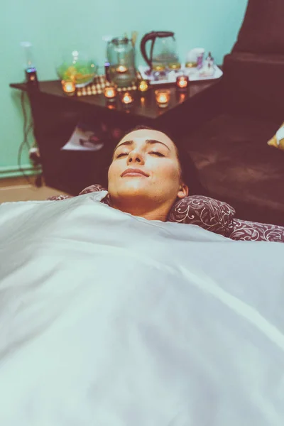 Brünette Frau Entspannen Nach Schokolade Massage — Stockfoto