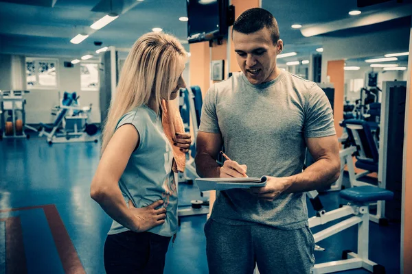 Persoonlijke training in de sportschool — Stockfoto