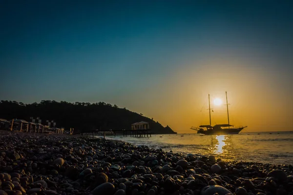 Belo nascer do sol junto ao mar — Fotografia de Stock