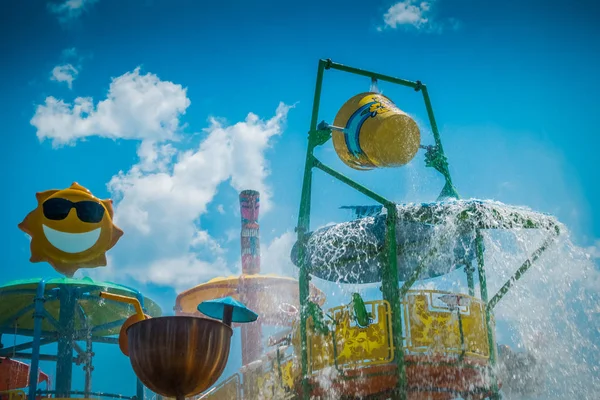 Parque acuático para niños. Toboganes de agua para niños — Foto de Stock