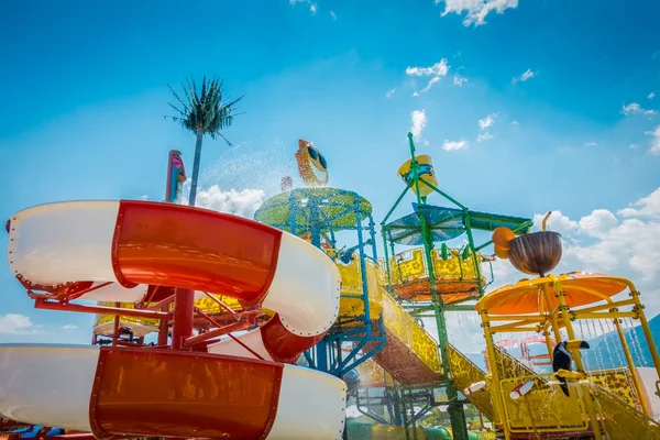 Parque acuático para niños. Toboganes de agua para niños —  Fotos de Stock