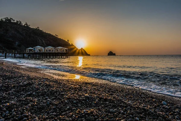 Belo nascer do sol em um resort à beira-mar — Fotografia de Stock