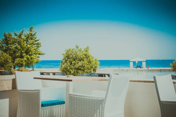 Cócteles en el bar junto al mar — Foto de Stock