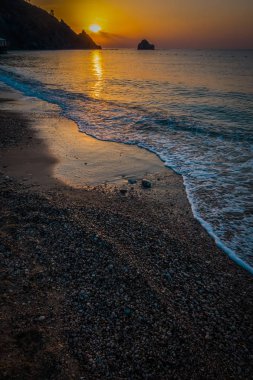 Gündoğumu kumsalda deniz