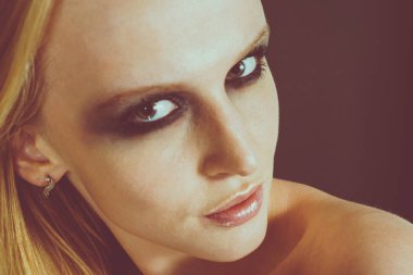 Makyaj yeşil gölgeler ile