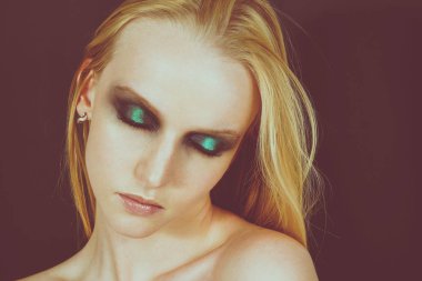 Makyaj yeşil gölgeler ile