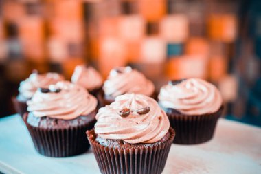 bir tepsi üzerinde pek çok güzel pastalar