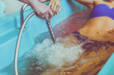 Spa salonunda hidromasaj tedavisi