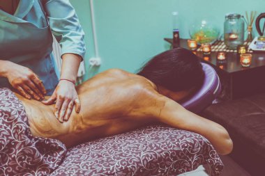 Spa salonunda çikolata masajı