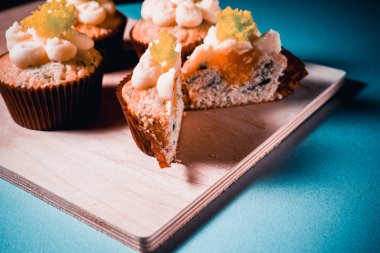 peynir ve salata ile cupcakes