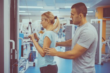 Kişisel eğitim kavramı. Koç ve istemci jimnastik salonu