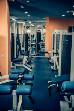 Vinnytsia, Ukrayna - Circa 2018: spor salonunda egzersiz makineleri antrenman.