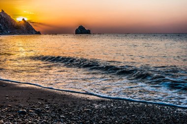 Gündoğumu kumsalda deniz