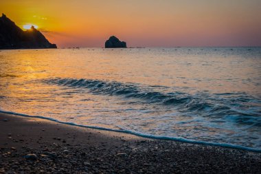 Gündoğumu kumsalda deniz