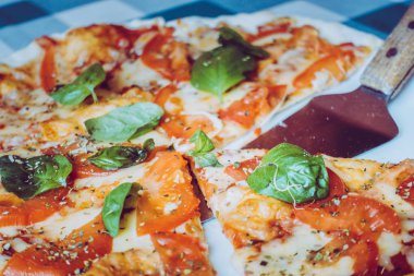 Bir tabakta Pizza margarita