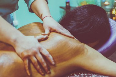 Spa salonunda çikolata masajı