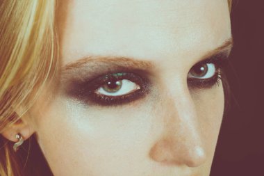 Yeşil gölgeli göz makyajı