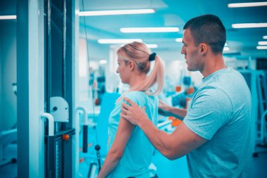 Kişisel eğitim kavramı. Koç ve istemci jimnastik salonu