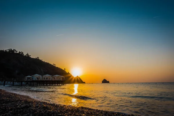 Egy tengerparti üdülőhely gyönyörű napfelkelte — Stock Fotó