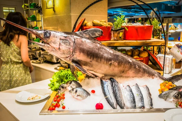 Espada Pescado Sobre Mesa Restaurante —  Fotos de Stock