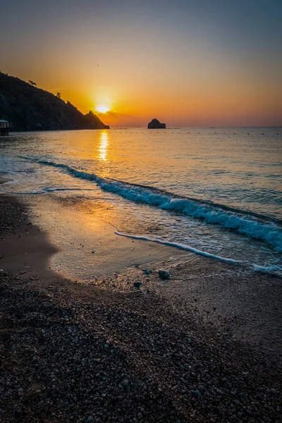 Strand am Meer bei Sonnenaufgang — Stockfoto