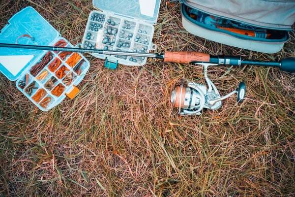 Concept Van Visserij Pakken Hengel Het Gras — Stockfoto