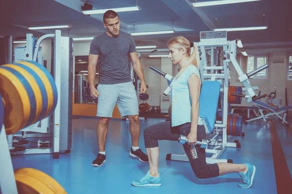 Persoonlijke training in de sportschool — Stockfoto