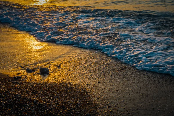 Belo nascer do sol em um resort à beira-mar — Fotografia de Stock