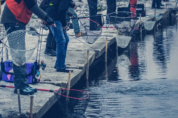 湖でマス釣り。釣りのレクリエーション — ストック写真