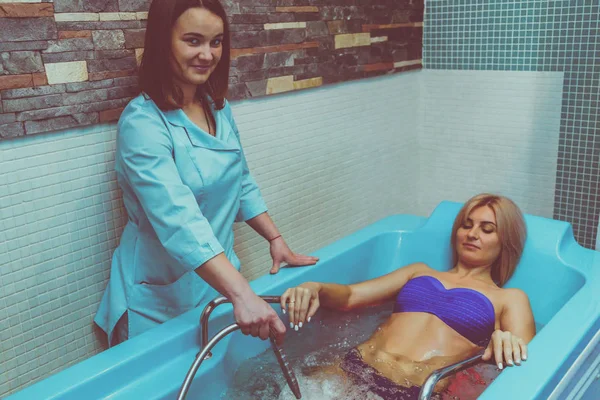 Blond Kvinna Koppla Spa Salon Undervattensmassage — Stockfoto