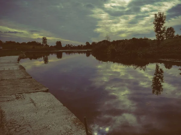 Pesca del luccio sul lago. Attività ricreative di pesca — Foto Stock