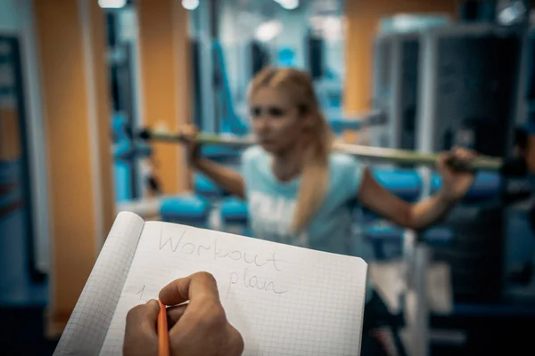 Persoonlijke training in de sportschool — Stockfoto