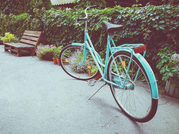 Bicicleta Turquesa Brilhante Rua — Fotografia de Stock