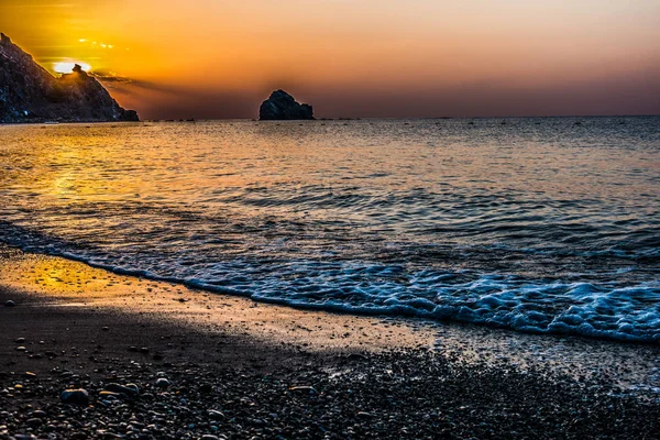 Gündoğumu kumsalda deniz — Stok fotoğraf