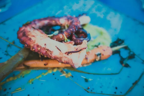 파란 접시에 구운 새우 — 스톡 사진