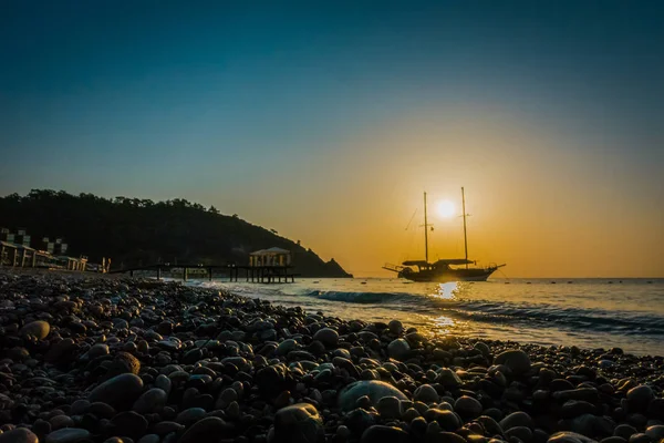 Schöner Sonnenaufgang am Meer — Stockfoto