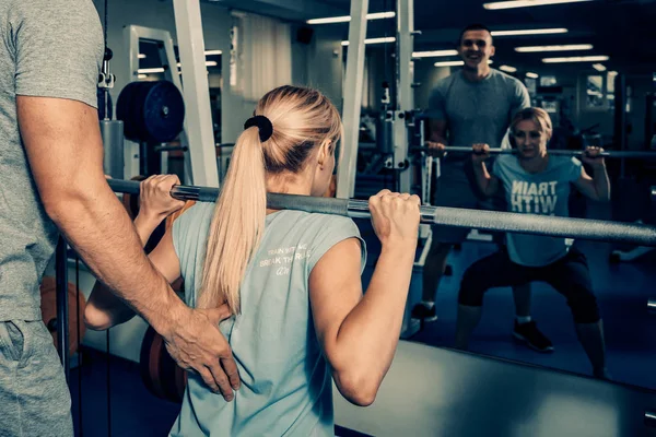 Personal Training im Fitnessstudio — Stockfoto