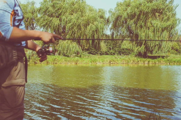 O pescador está pescando no lago — Fotografia de Stock