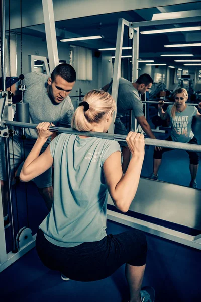 Persoonlijke training in de sportschool — Stockfoto