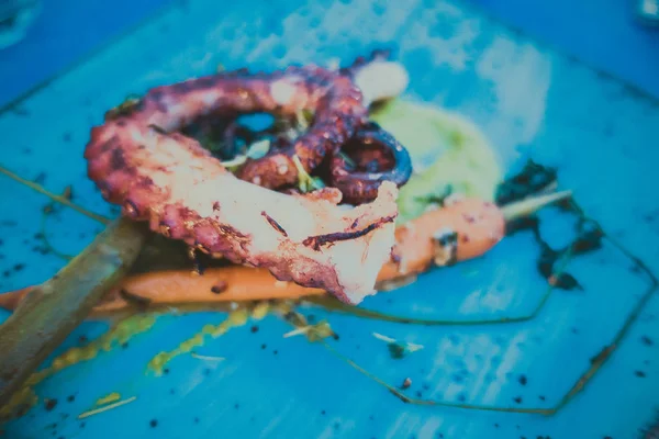 Жареные креветки на голубой тарелке — стоковое фото