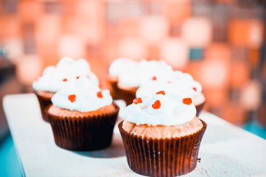 krema ve şekerlenmiş meyve ile muffins